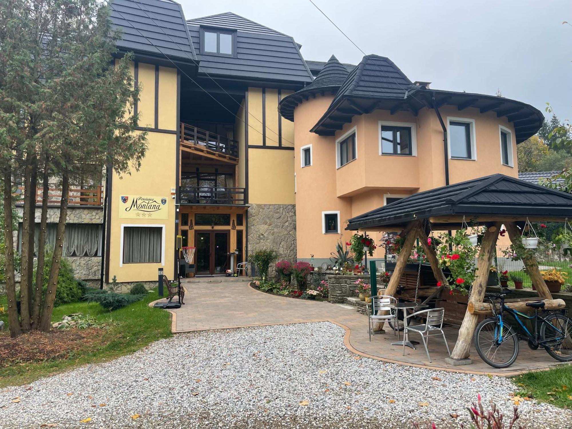 Montana Hotel Sucevita Bagian luar foto